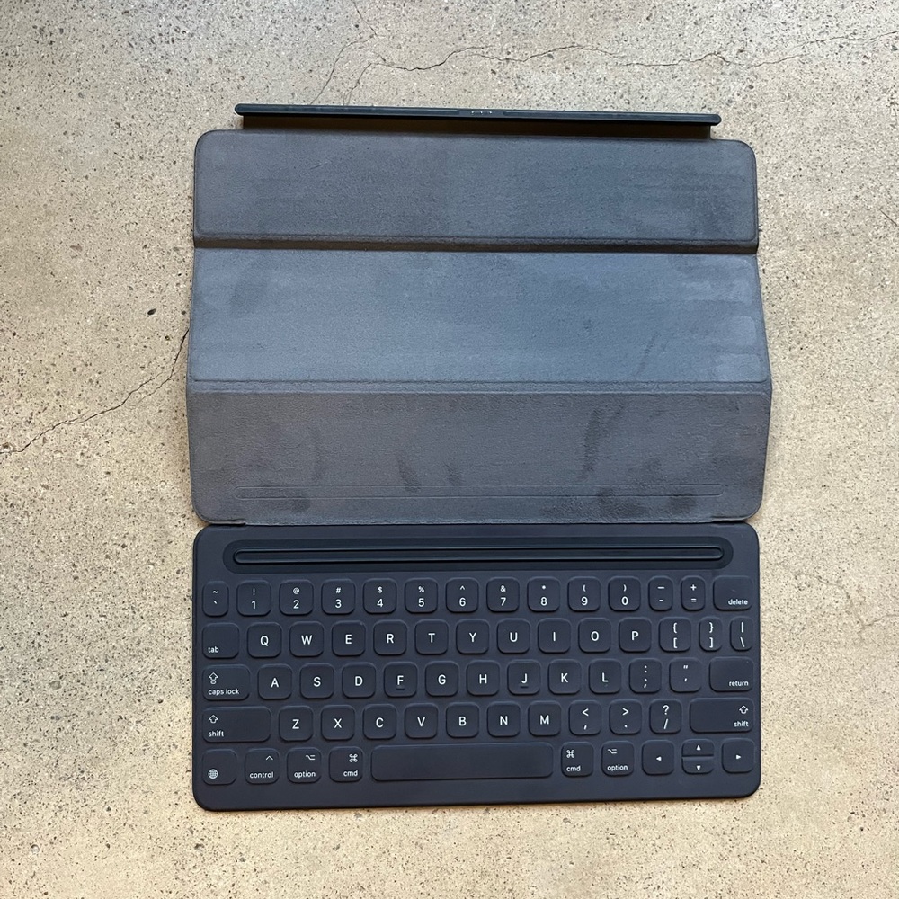 Apple Smart keyboard- compatible with ipad 9